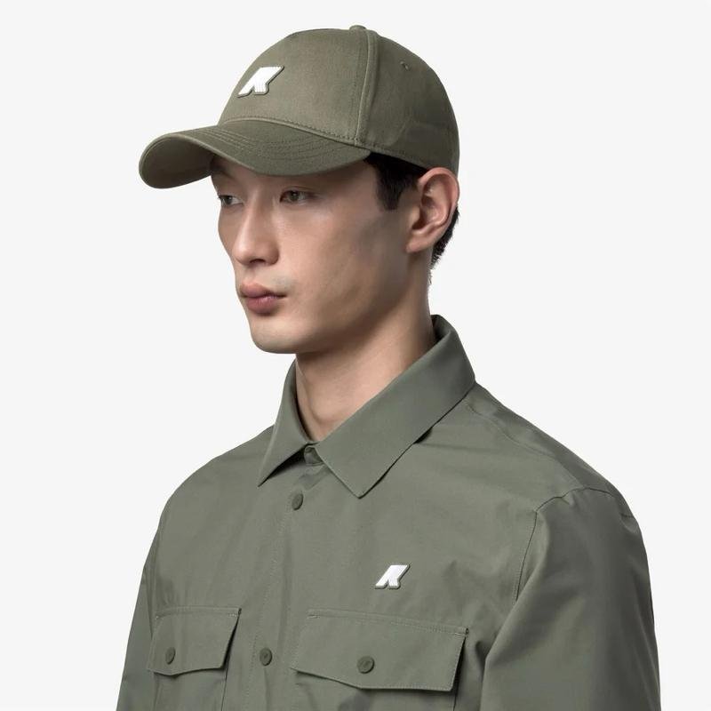 Ily è un cappellino con visiera unisex realizzato in cotone a tinta unita. Style: K2145KW