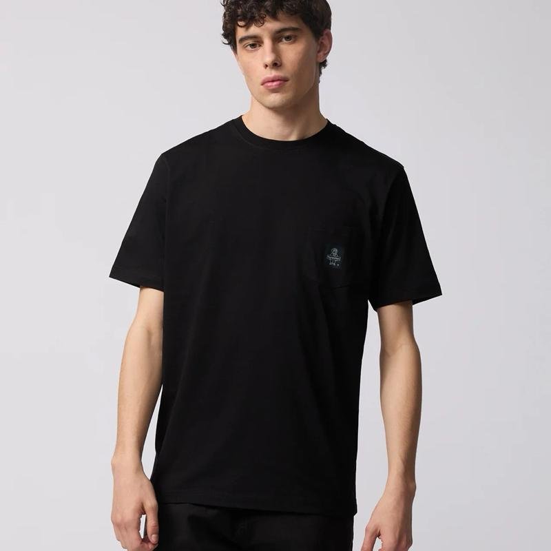 T-shirt Refrigiwear semplice a tinta unita in 100% cotone morbido e traspirante. Look giovane ed attuale. Tessuto da 155 GSM. Taschino sul petto con patch logo transfer termo-applicato.