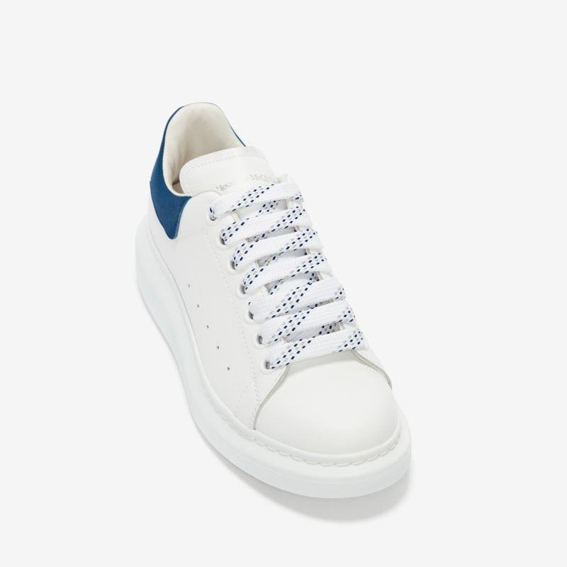 Alexander McQueen Sneakers Oversize Donna in Pelle di Vitello Bianca con Tallone Blu - immagine 2