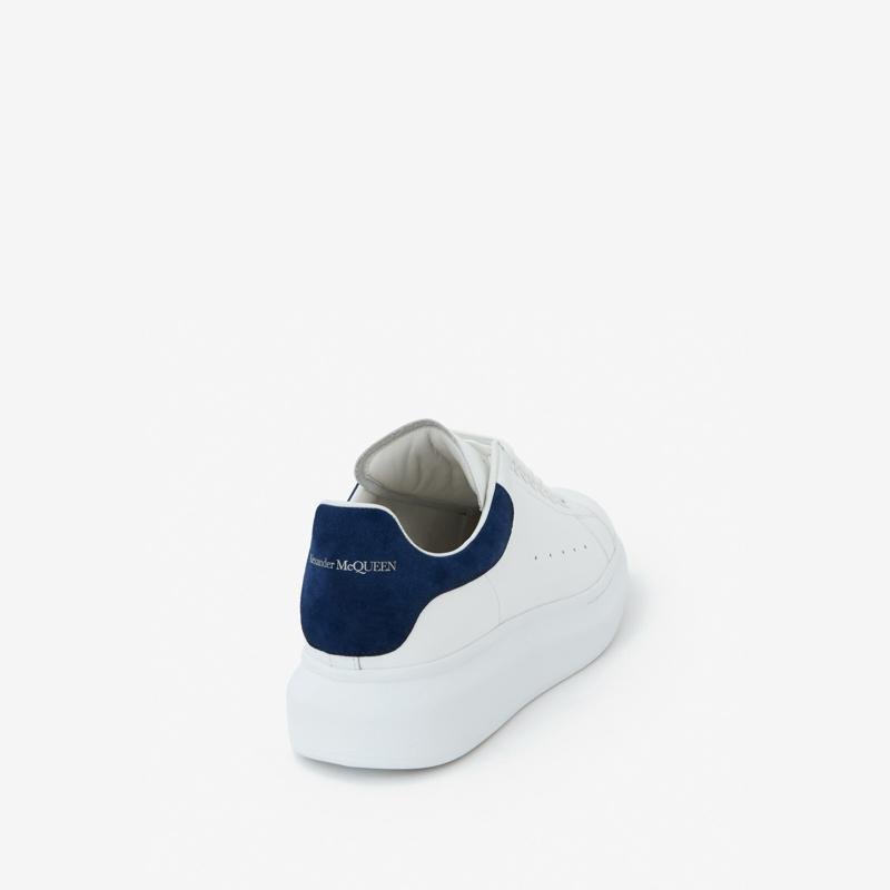 Alexander McQueen Sneakers Oversize Donna in Pelle di Vitello Bianca con Tallone Blu - immagine 3
